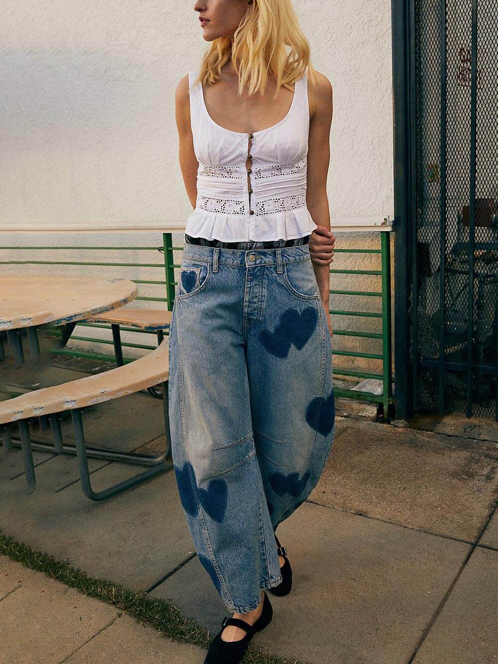 Casual loose, straight jeans with mid-rise waist